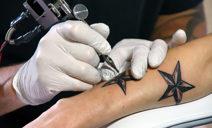BfR fordert weniger Nickel in Tattoofarben